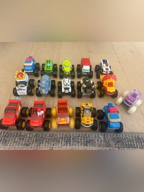 Blaze and the Monster Machines 16 car lot